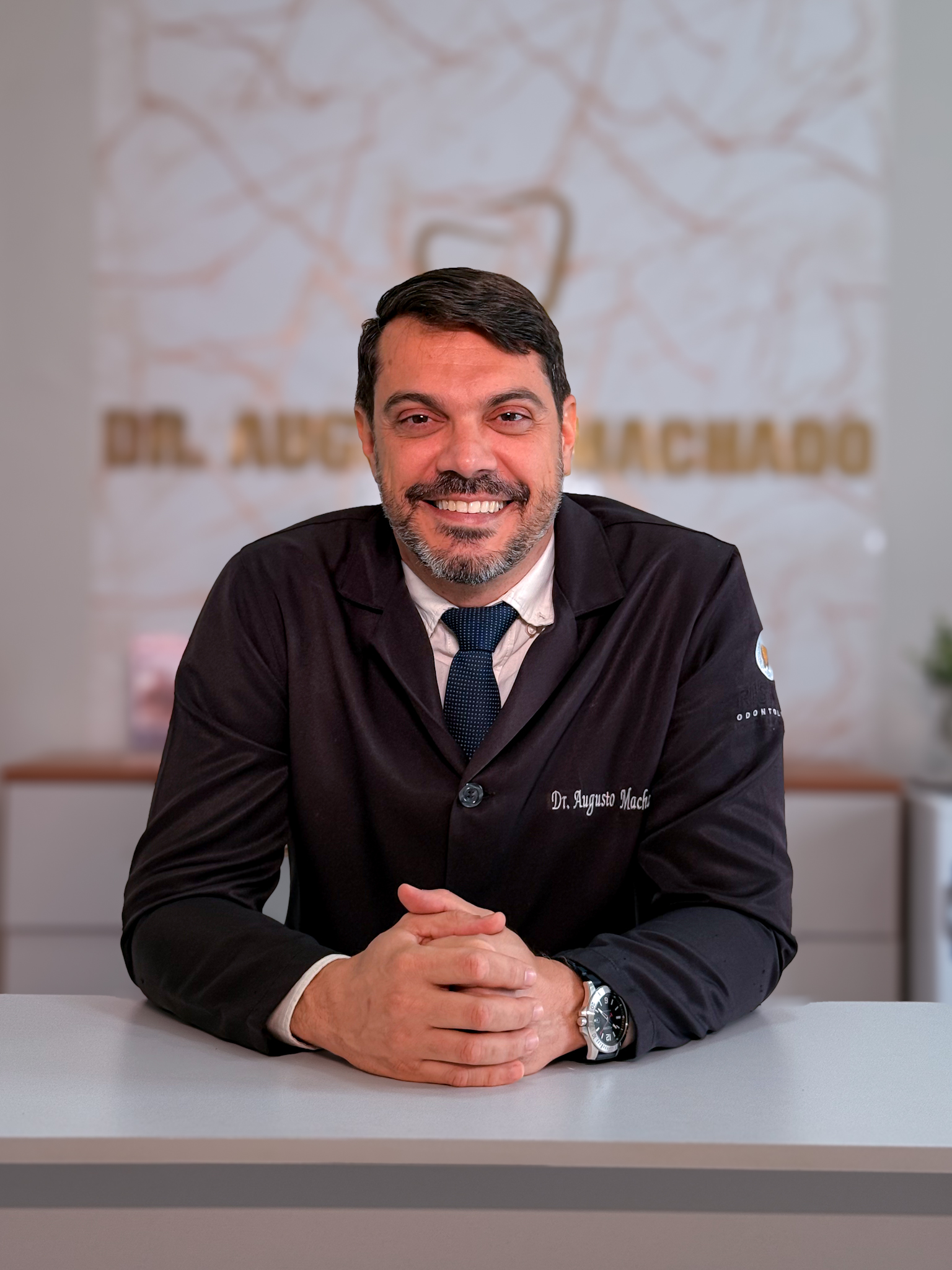 Dr. Augusto Machado no consultório